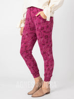 Agnes & Dora™ Everyday Jogger Holiday Holly - Wine