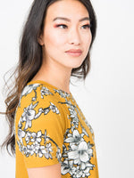 Agnes & Dora™ Relaxed Ruffle Tee Line Floral Mustard Ivory